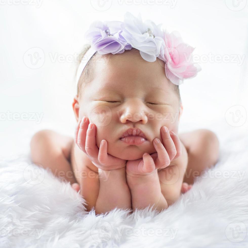 niña recién nacida en la cama blanca foto