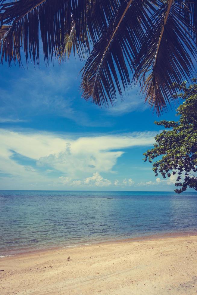 hermosa playa tropical al aire libre y el mar en la isla paradisíaca foto