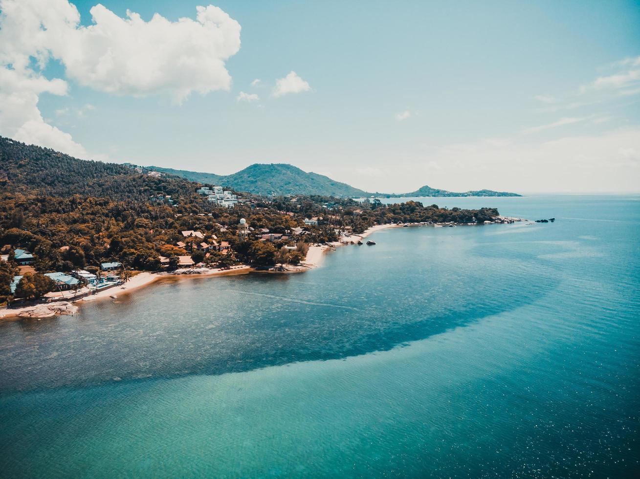 Hermosa vista aérea de la playa y el mar en la isla de Koh Samui, Tailandia foto