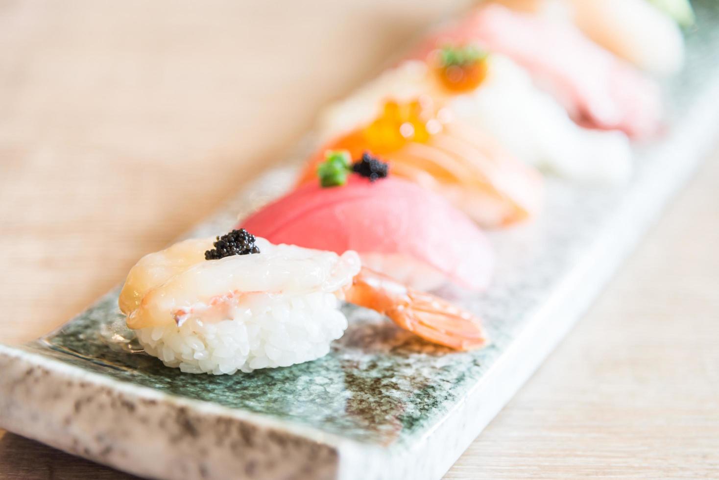 punto de enfoque selectivo en rollo de sushi foto