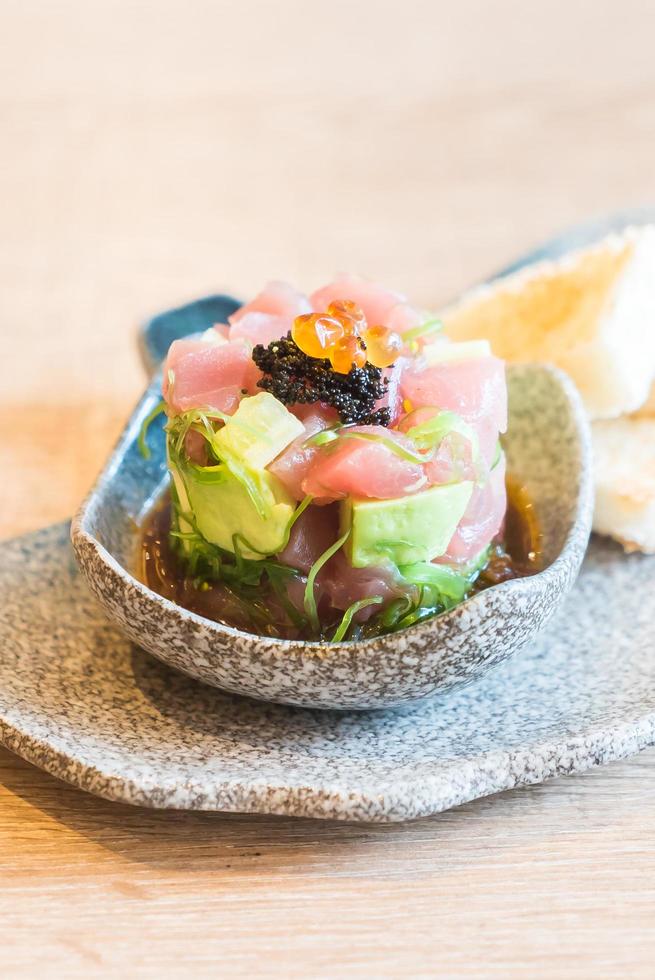 sashimi de atún fresco crudo con aguacate foto