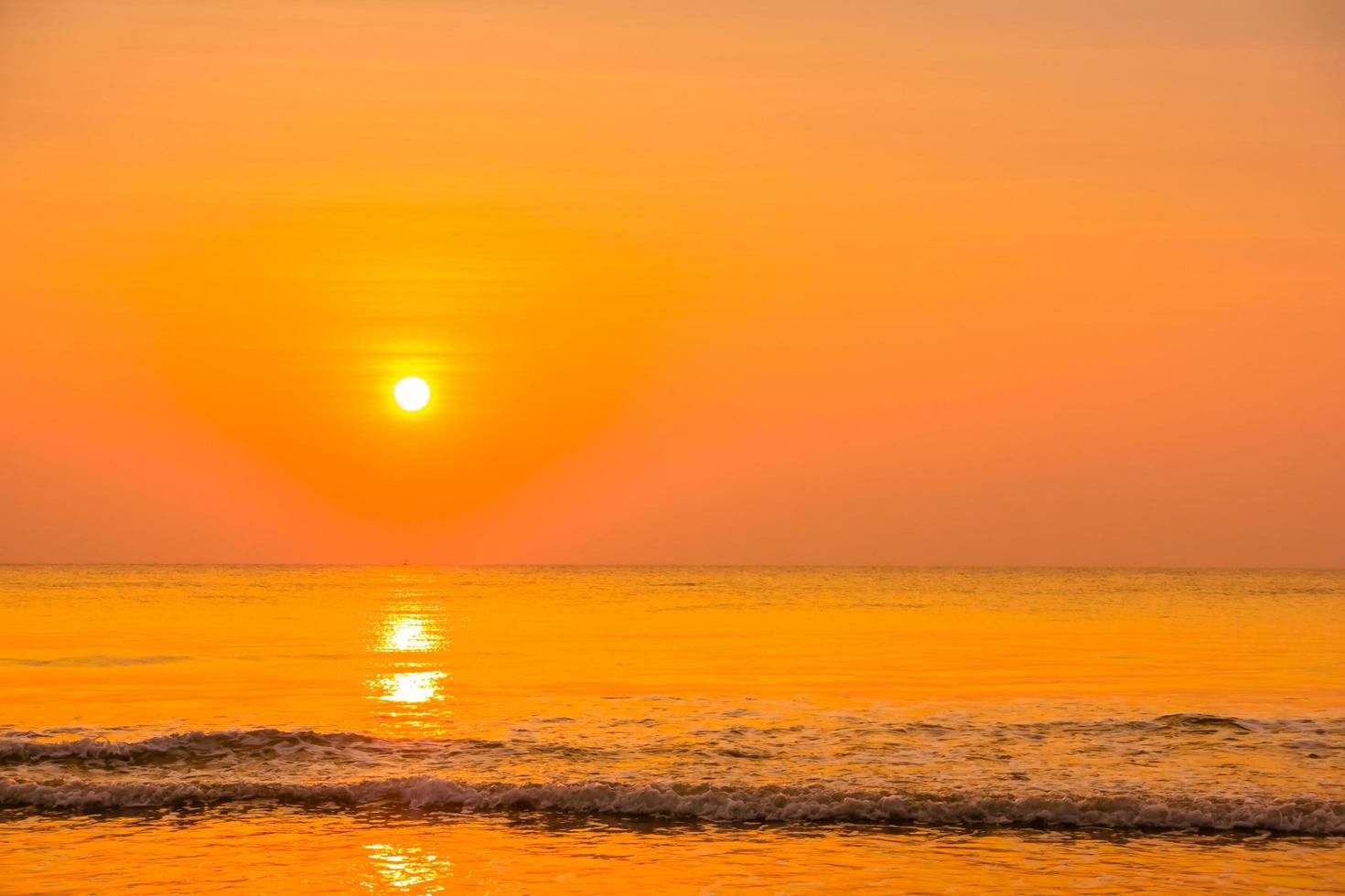 hermoso amanecer en la playa foto