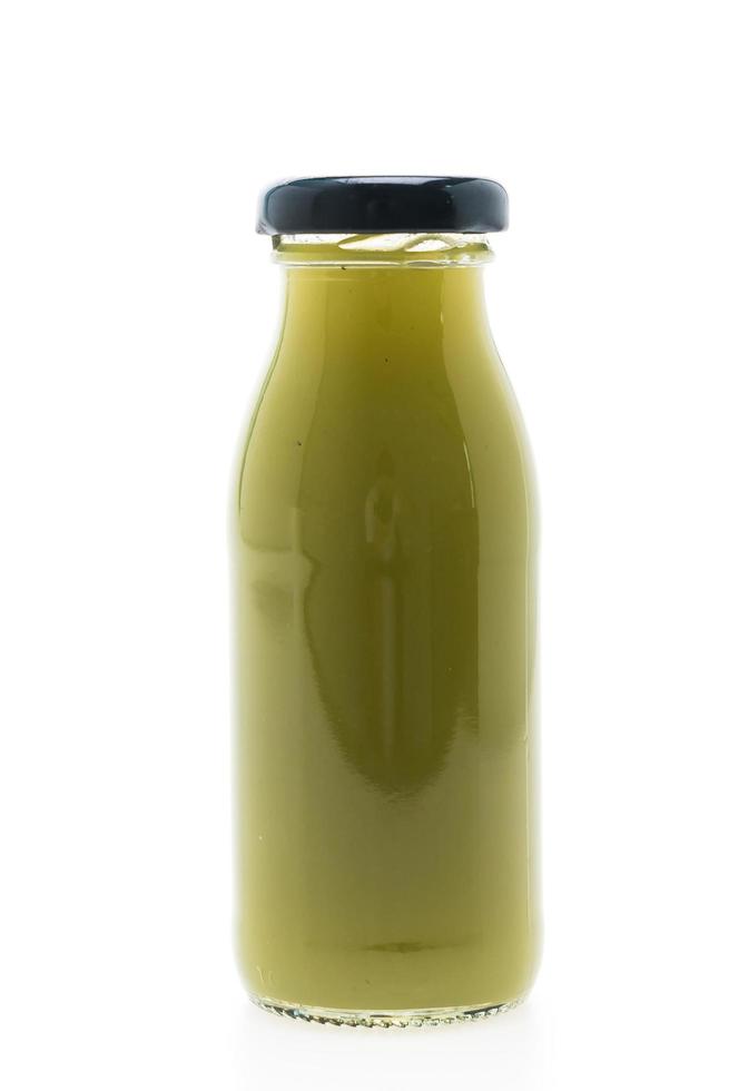 Botella de jugo de kiwi aislado sobre fondo blanco. foto