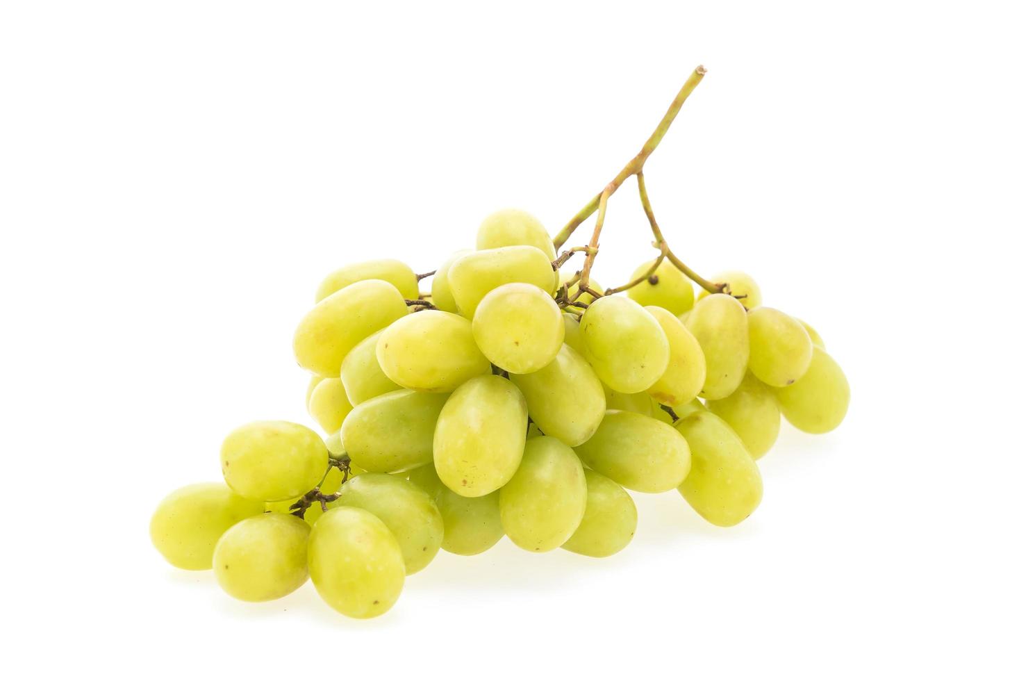 Fruta de uvas aislado sobre fondo blanco. foto