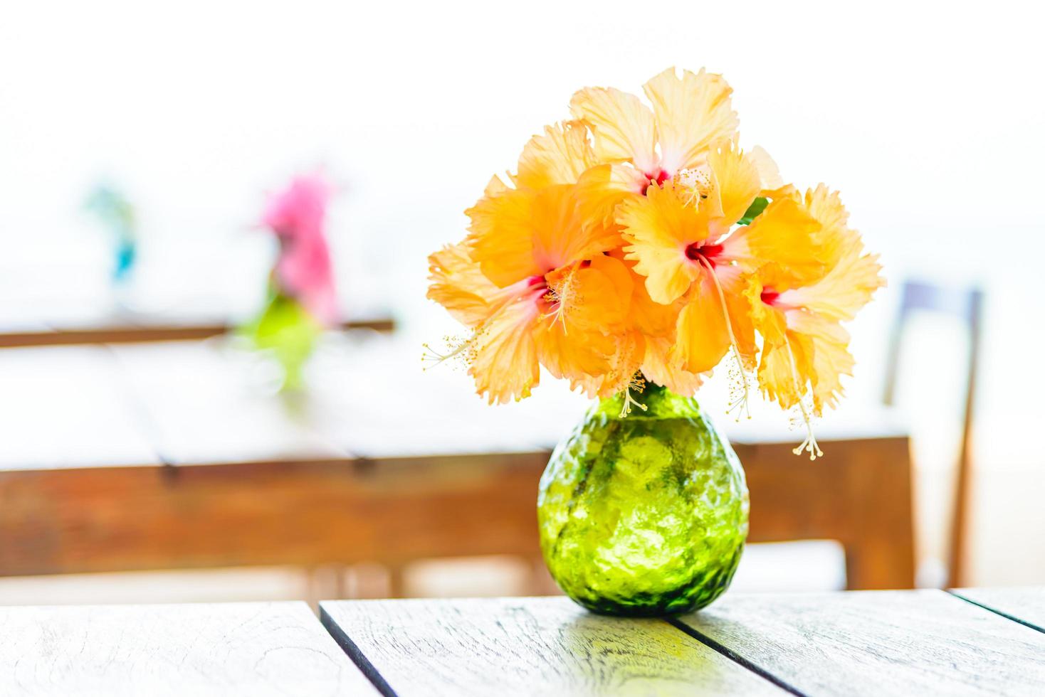 florero en mesa de madera foto