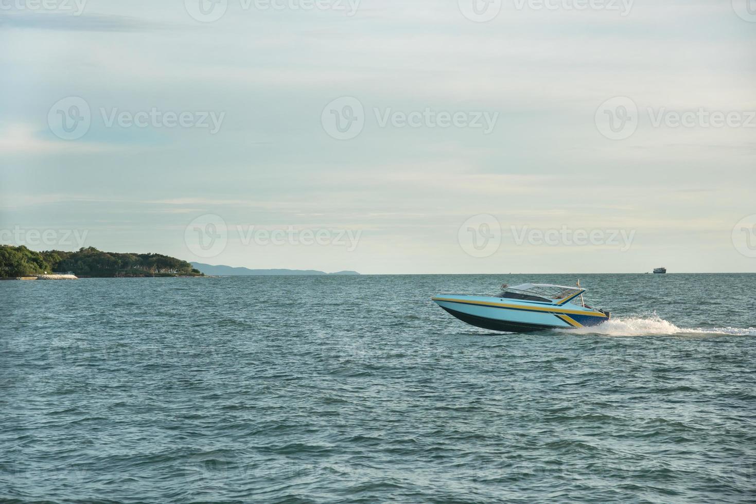 Lancha rápida cerca de Pattaya, Tailandia foto