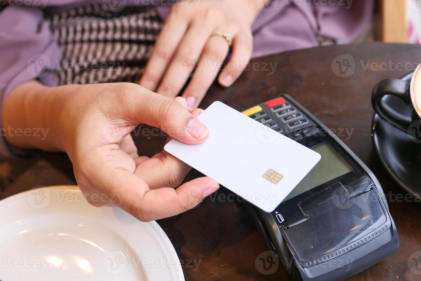 persona que usa tarjeta de crédito en un café foto