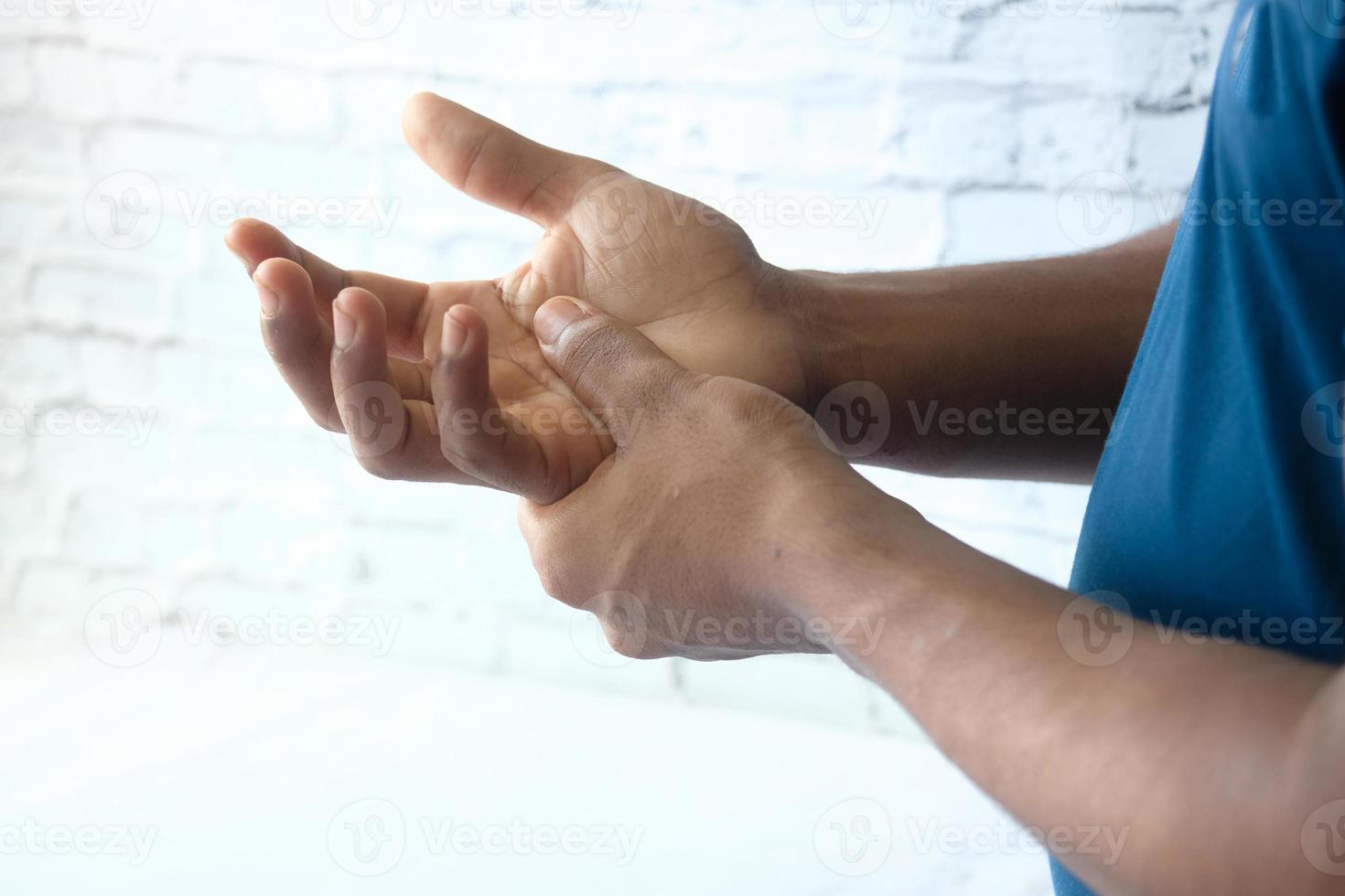 hombre sosteniendo la palma de la mano en el dolor foto