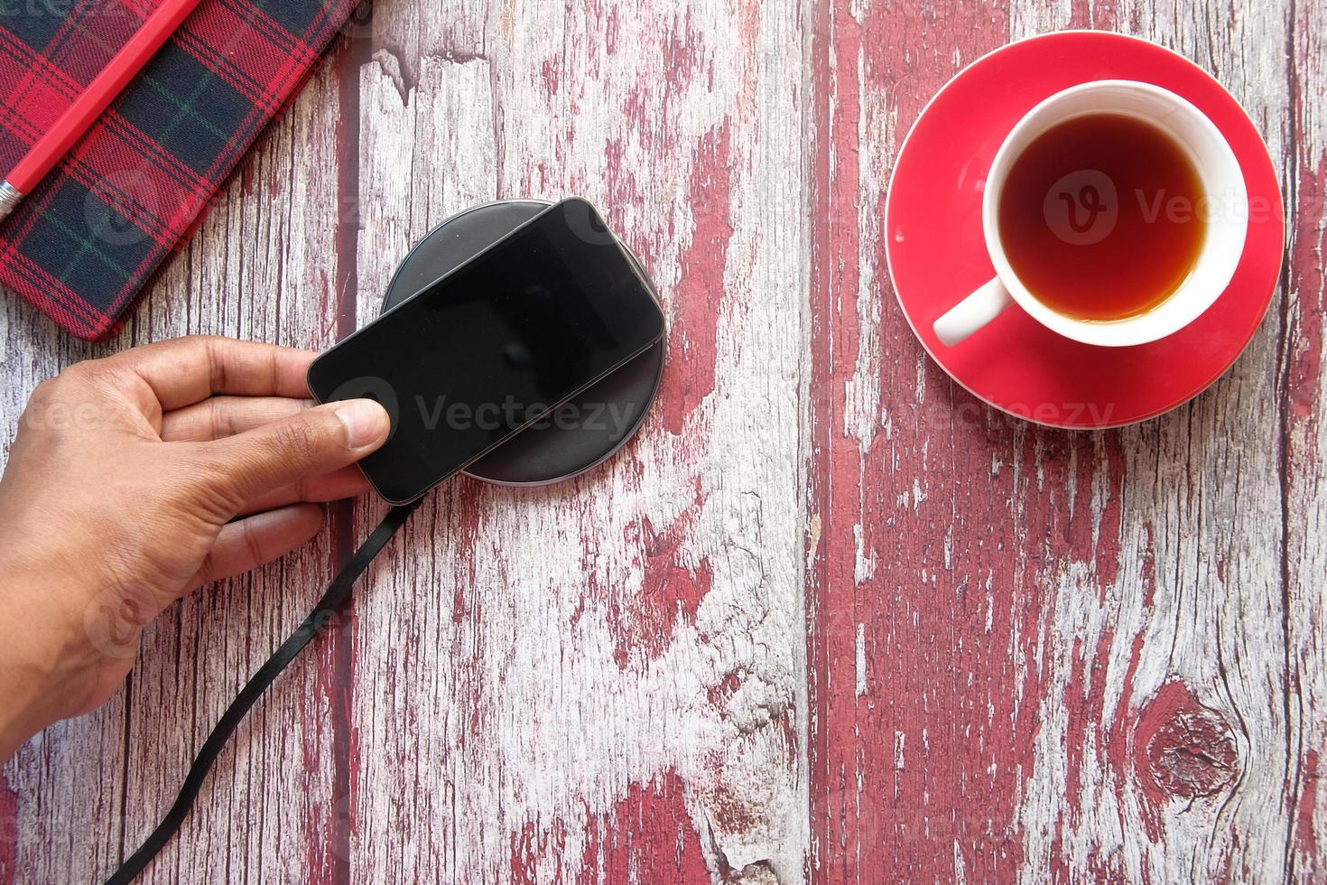 Charging a smart phone with wireless charing pad photo