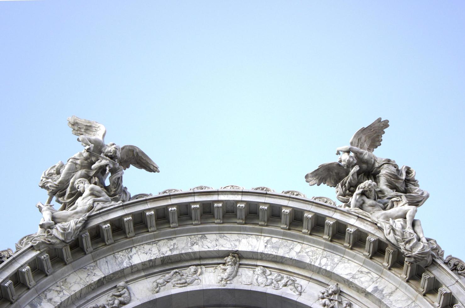 Ángeles del cielo posando en la parte superior del edificio. foto