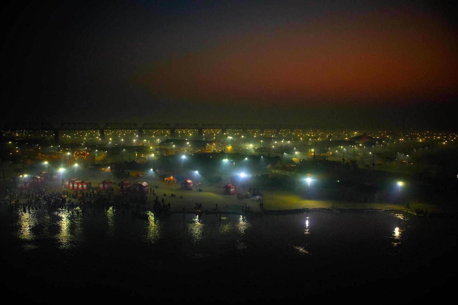 prayagraj, india 2019- vista del amanecer dorado del festival kumbh foto