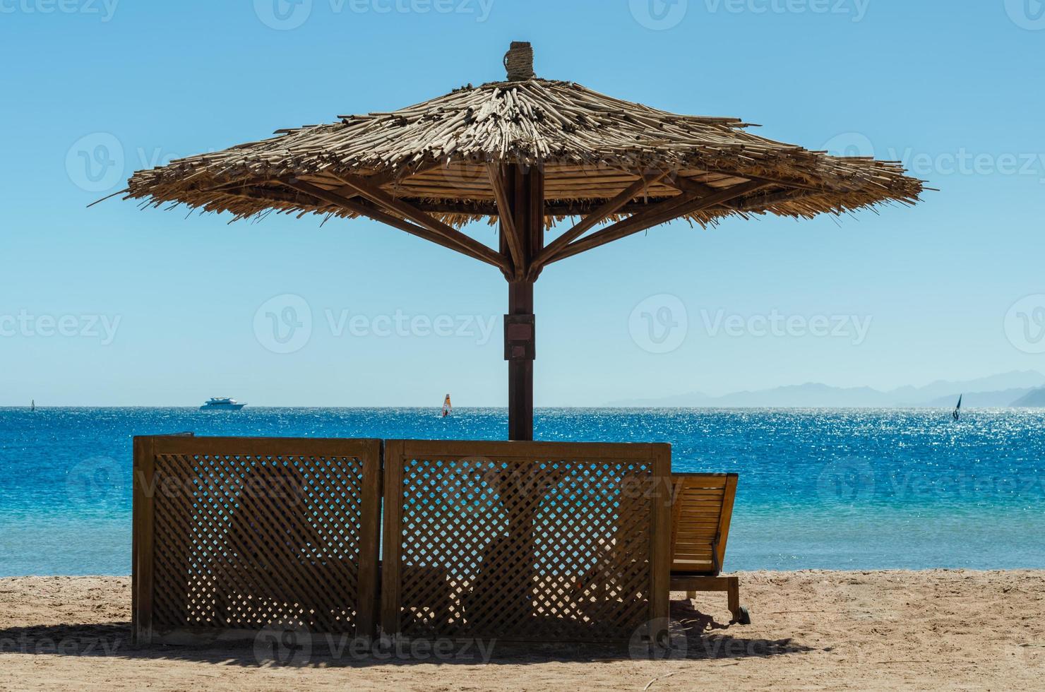 sombrilla de playa de bambú y sillas 2203518 Foto stock en Vecteezy