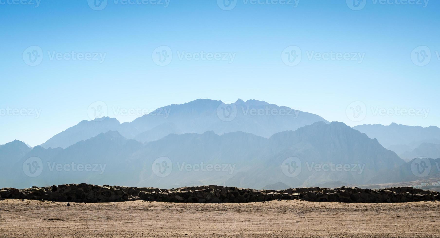 montañas y cielo azul foto