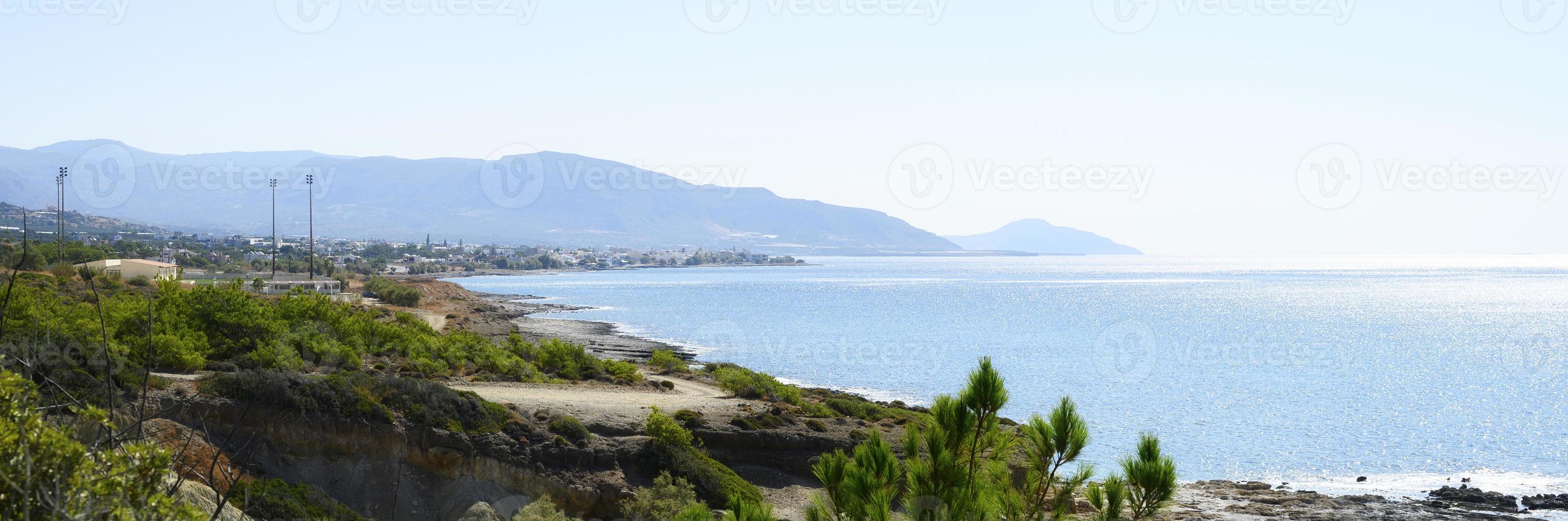 hermosa laguna azul con agua de mar clara y una playa de guijarros y rocas foto