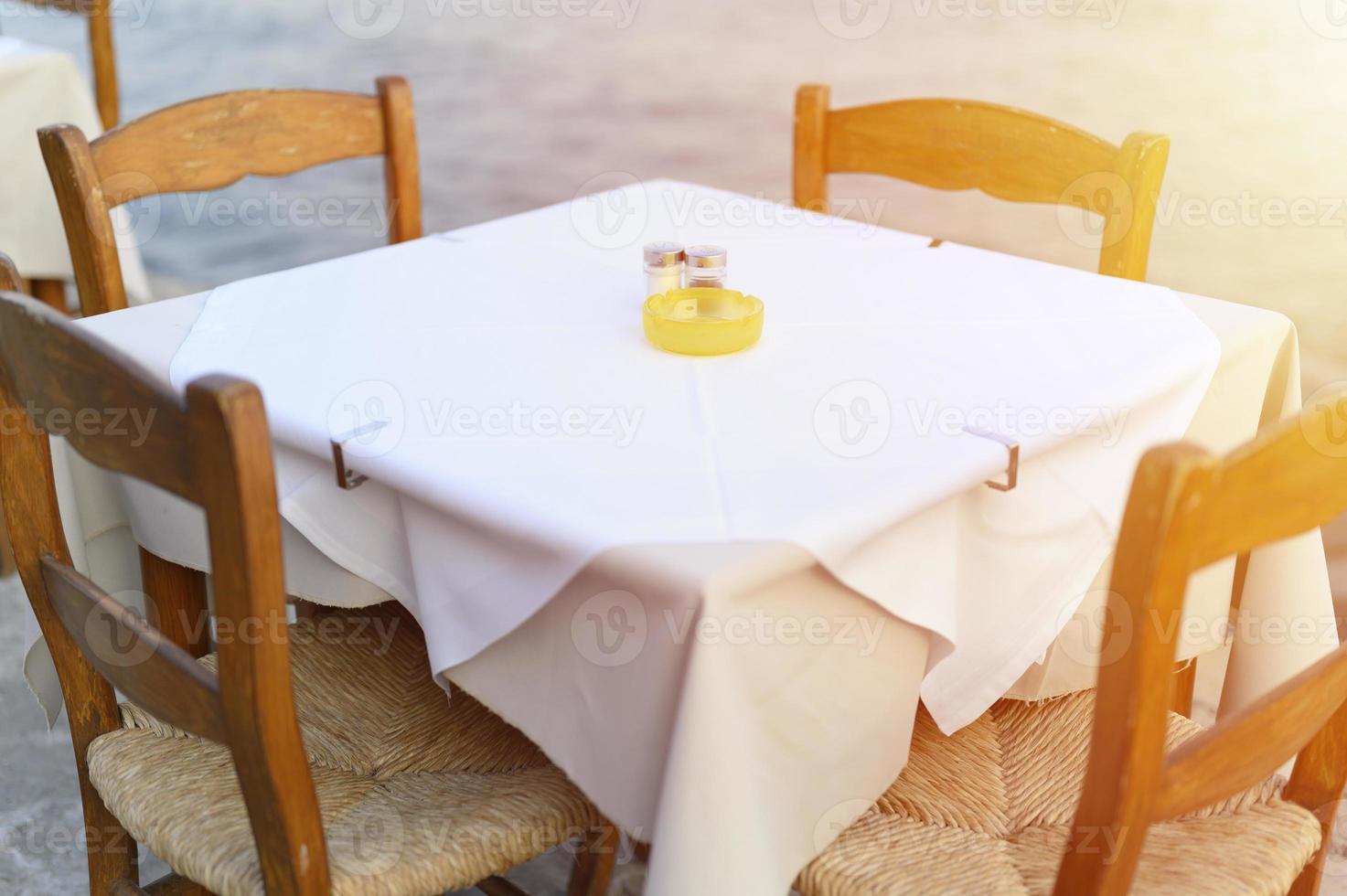 Mesas de café en el terraplén mediterráneo del mar foto