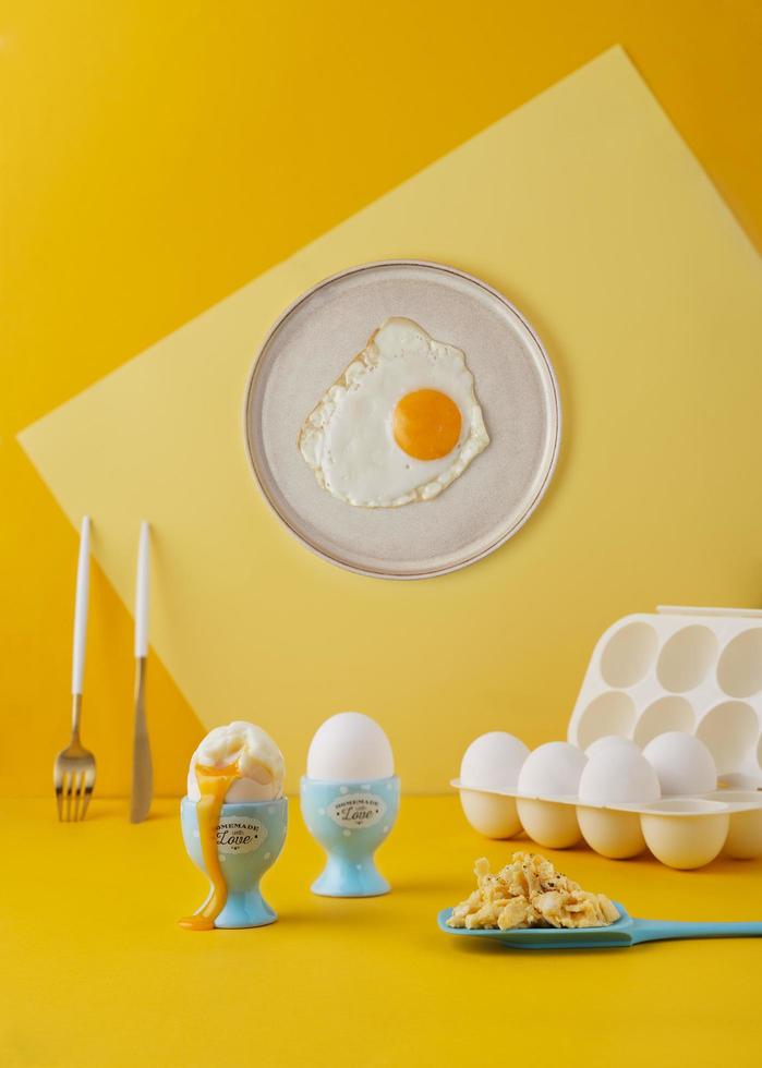 huevos cocinados de tres maneras diferentes sobre un fondo amarillo vibrante con elementos surrealistas foto