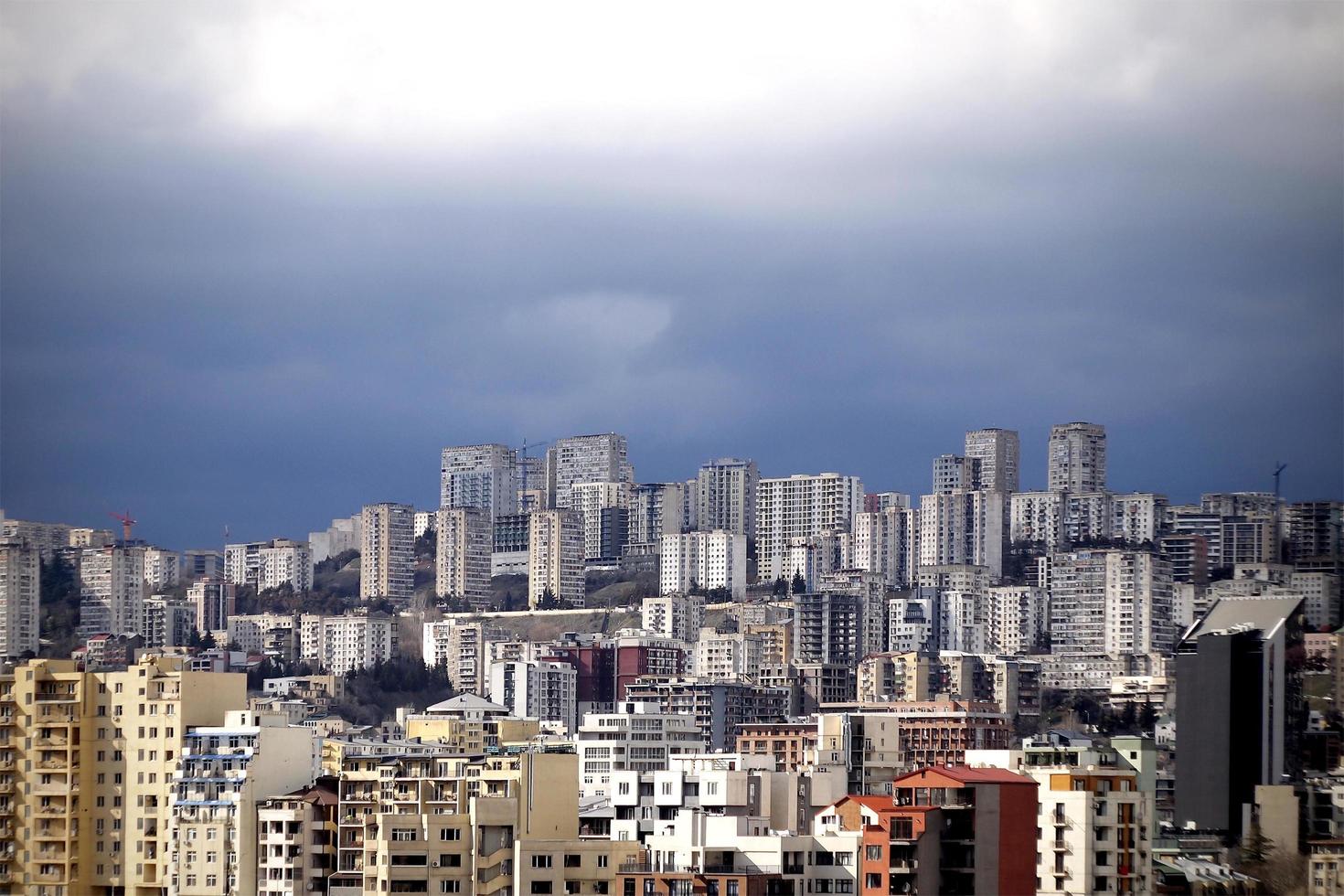 nubes tormentosas sobre una ciudad foto