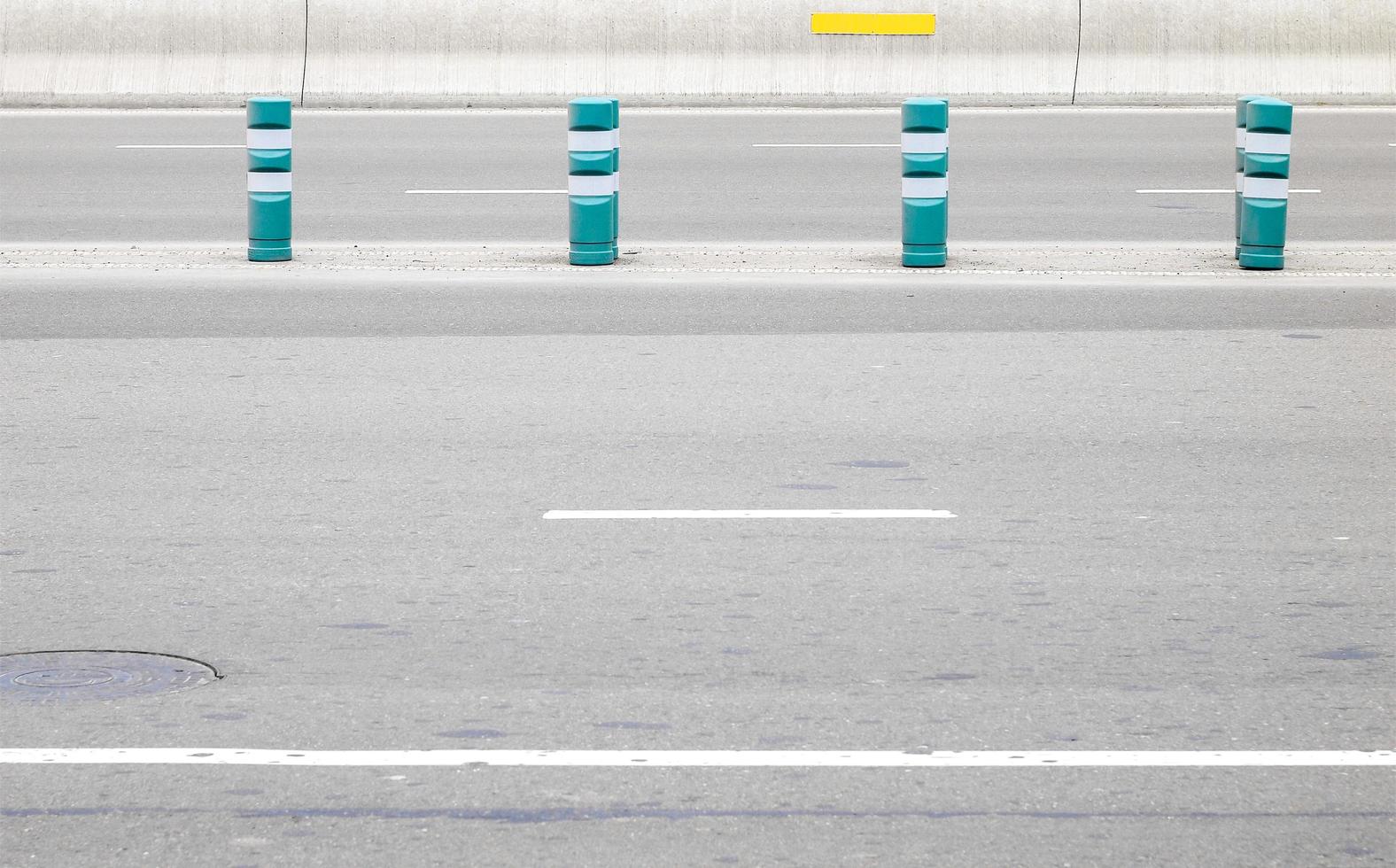 cuatro barreras azules en una carretera foto