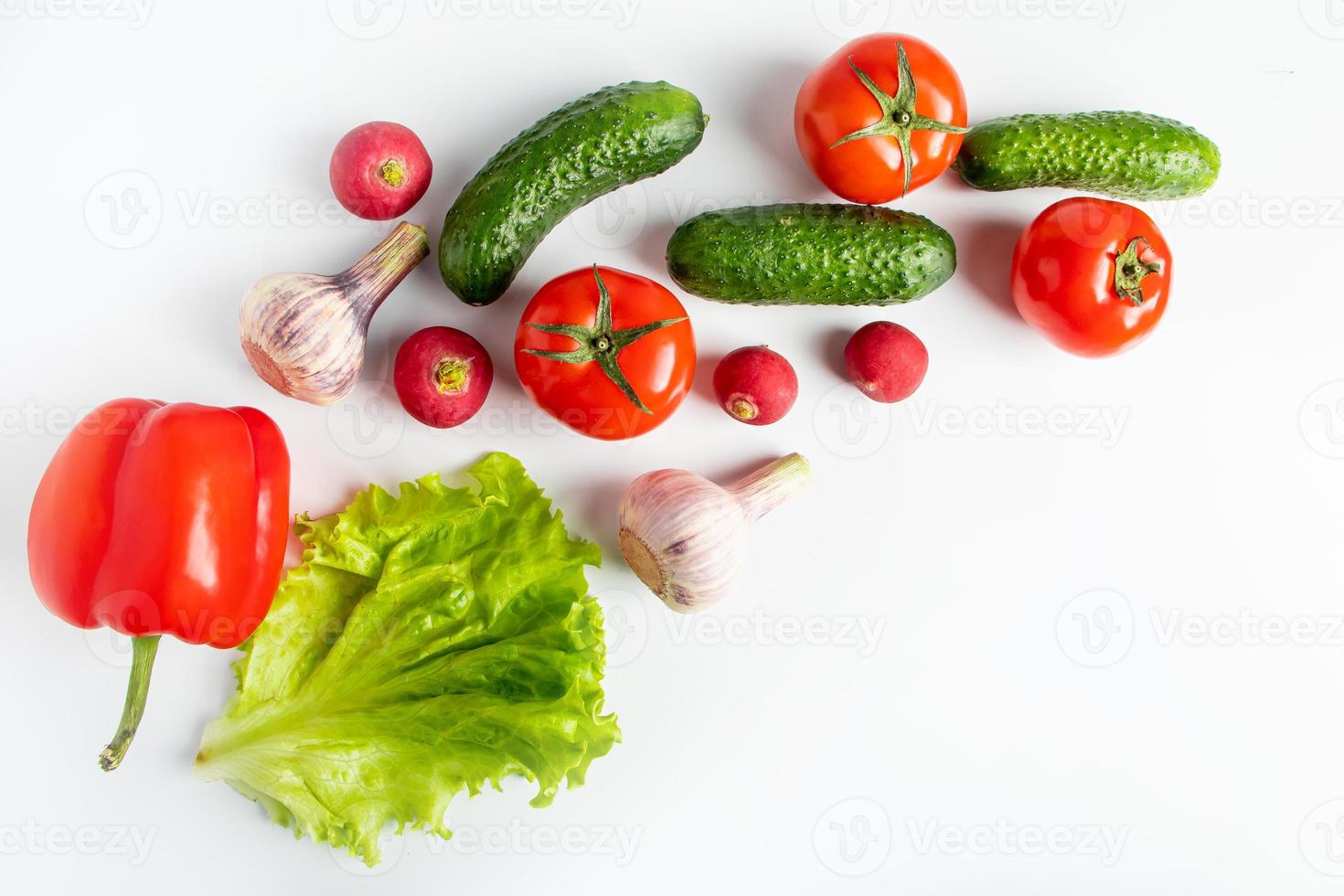 verduras frescas sobre un fondo blanco foto