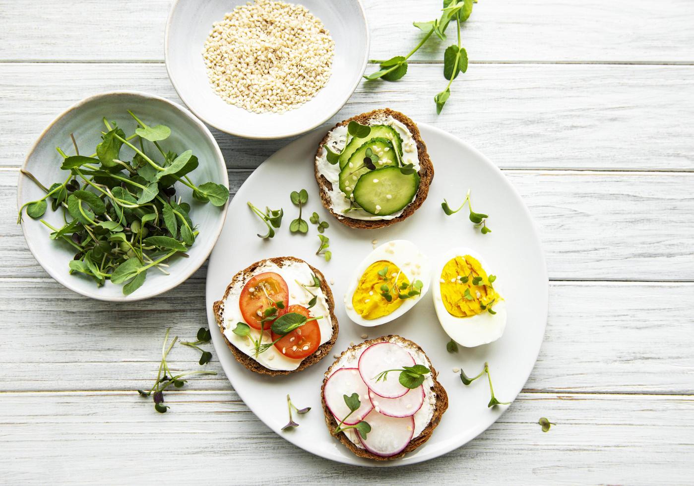 sándwiches con vegetales saludables y micro verduras foto