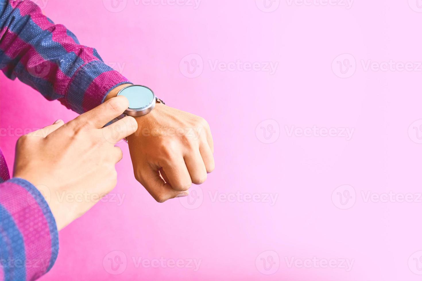 El hombre usa un reloj inteligente en el estilo de vida cotidiano. foto