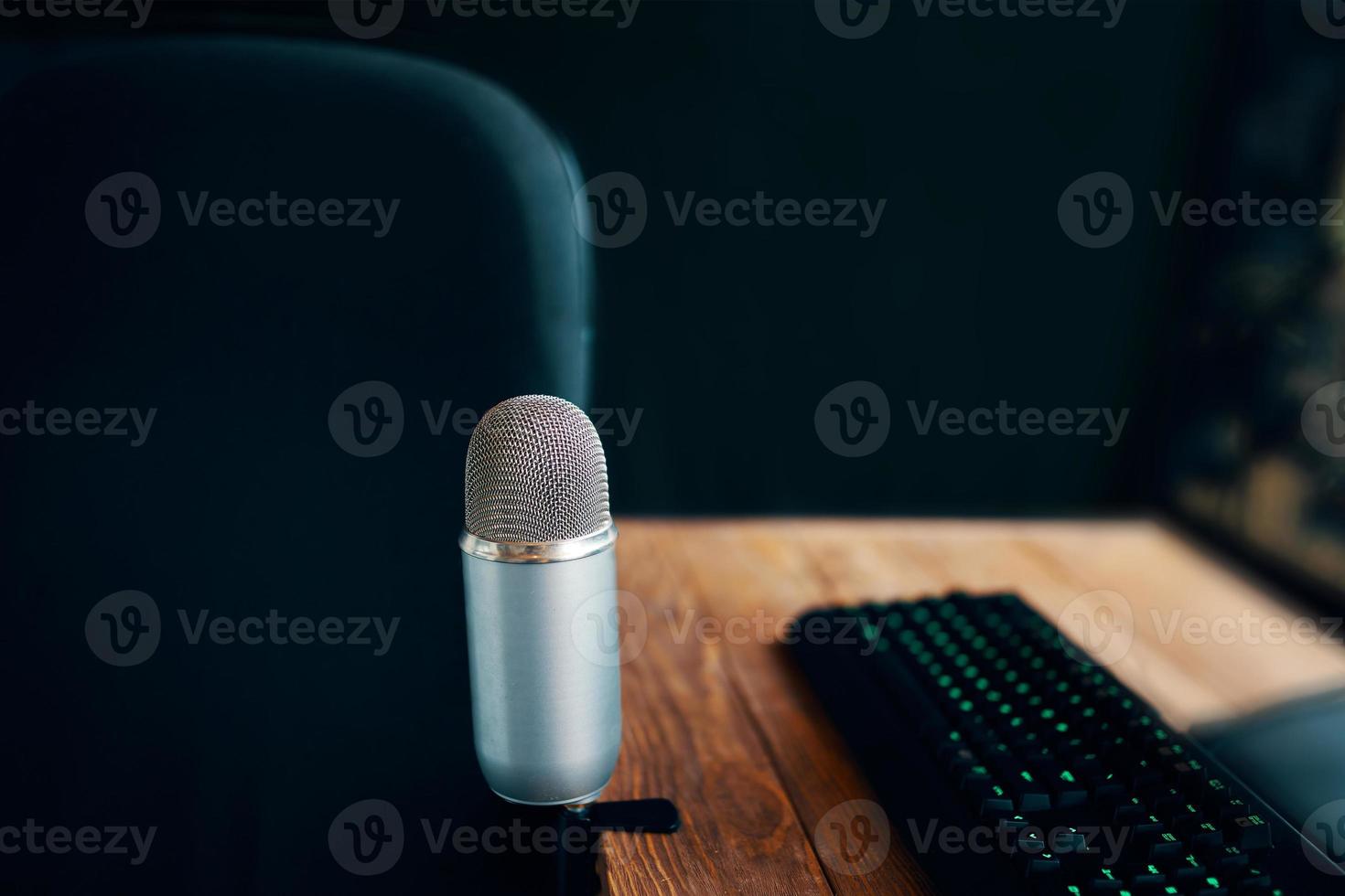 micrófono con teclado en radio o estudio de podcast con equipo foto