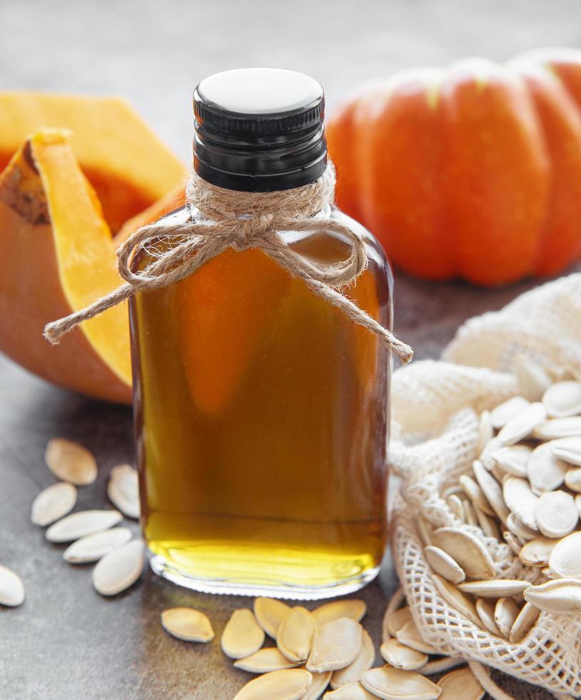 botella con aceite de semilla de calabaza foto