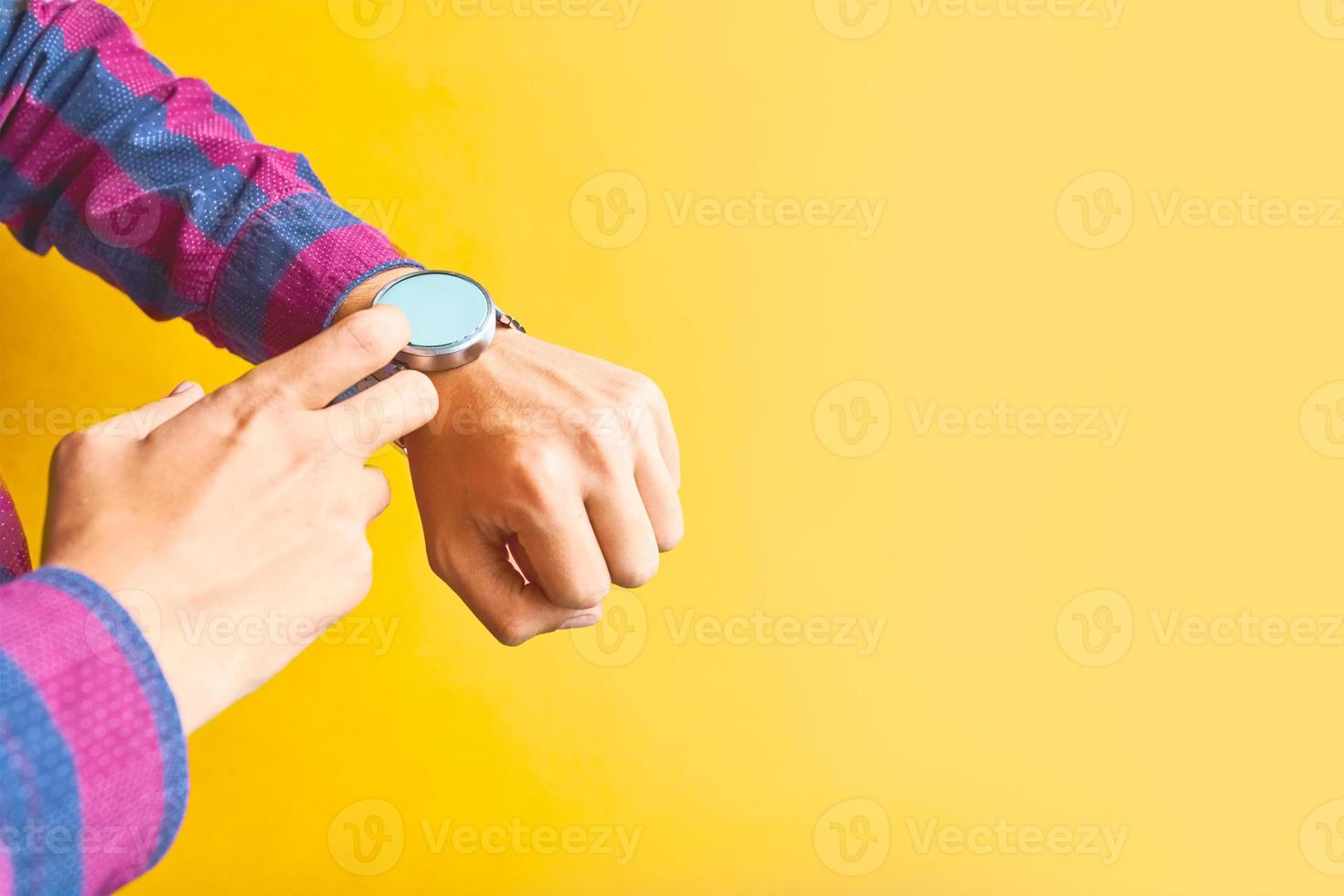 El hombre usa un reloj inteligente en el estilo de vida cotidiano. foto