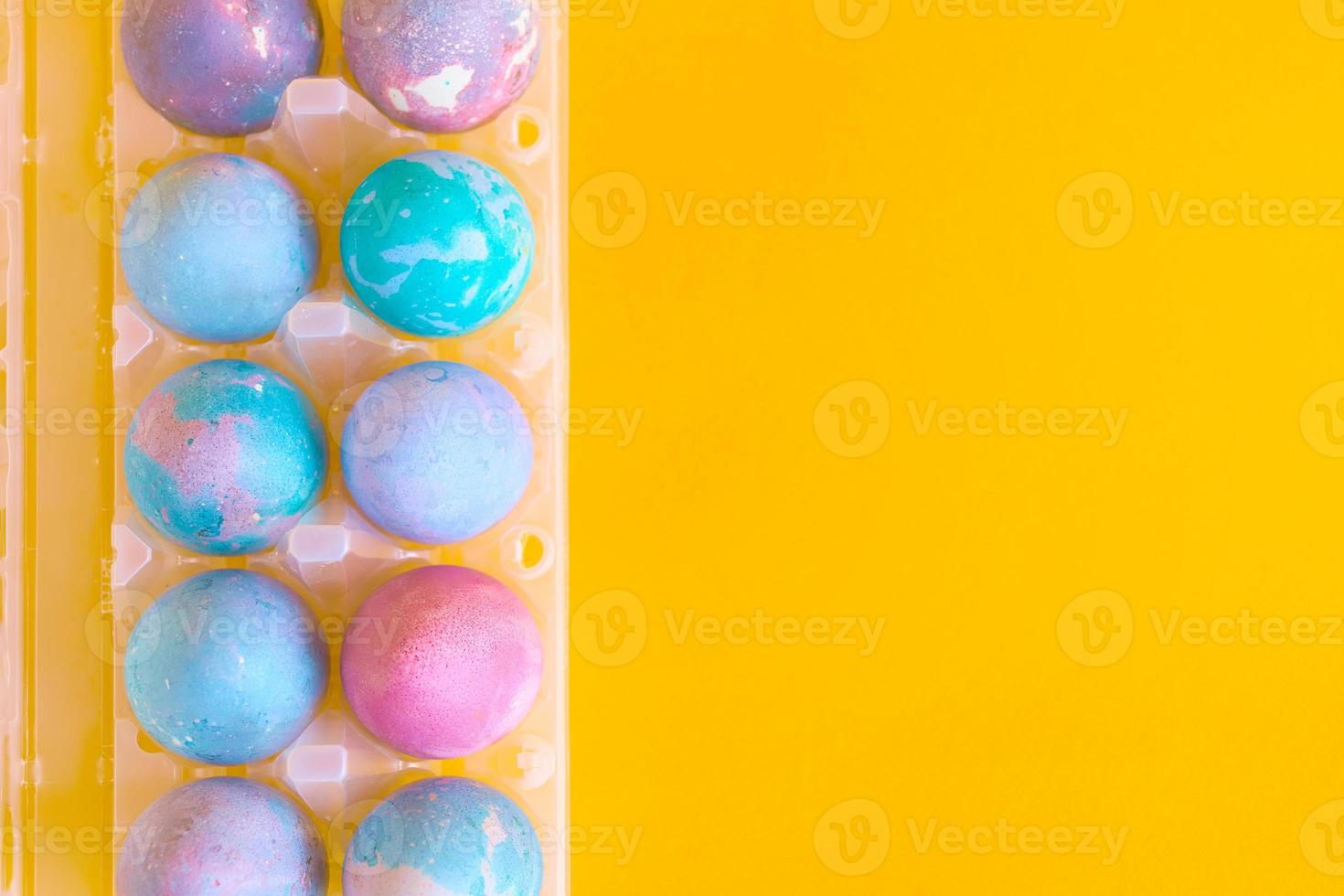 huevos de pascua con patrón espacial intergaláctico foto