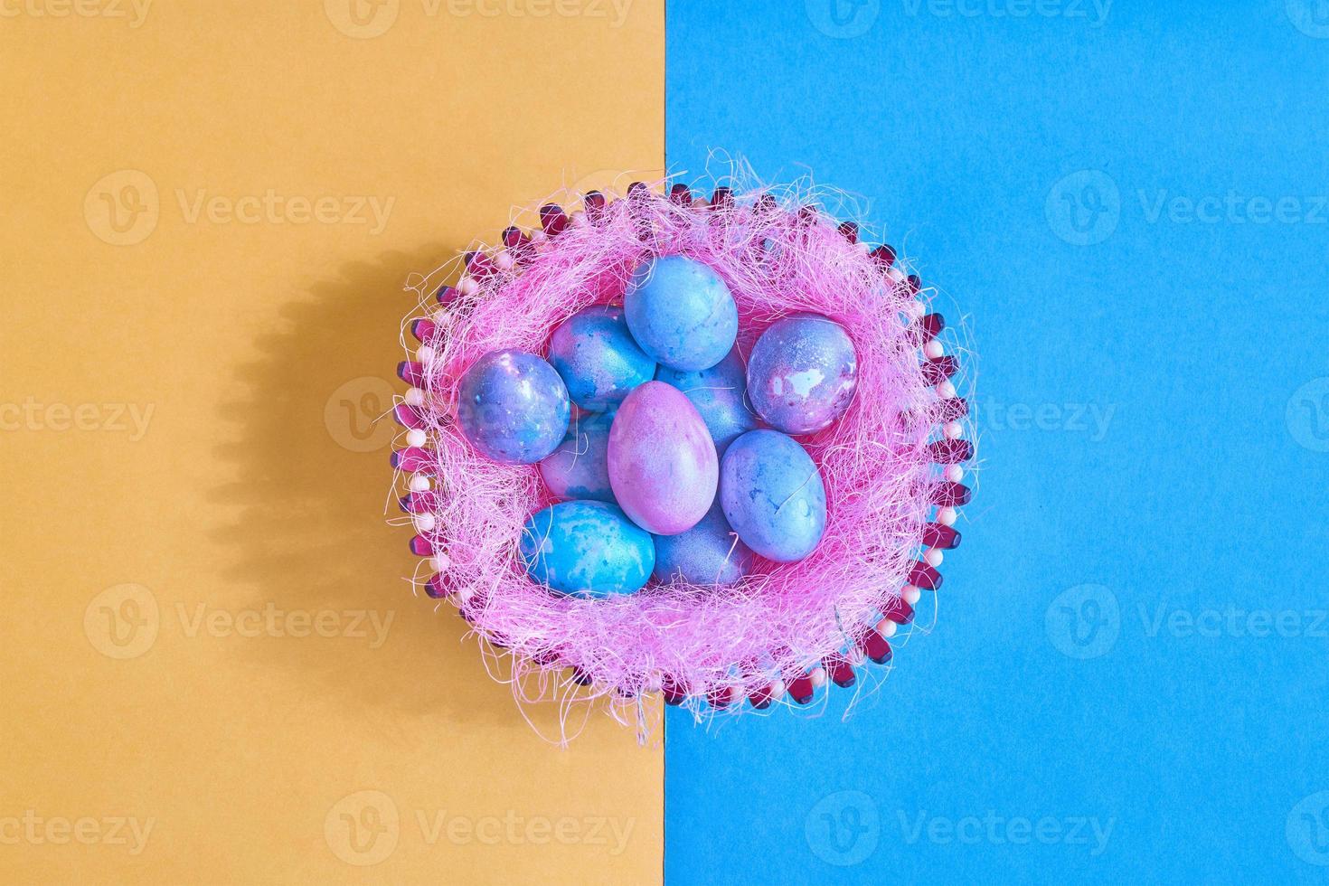 huevos de pascua en el nido foto