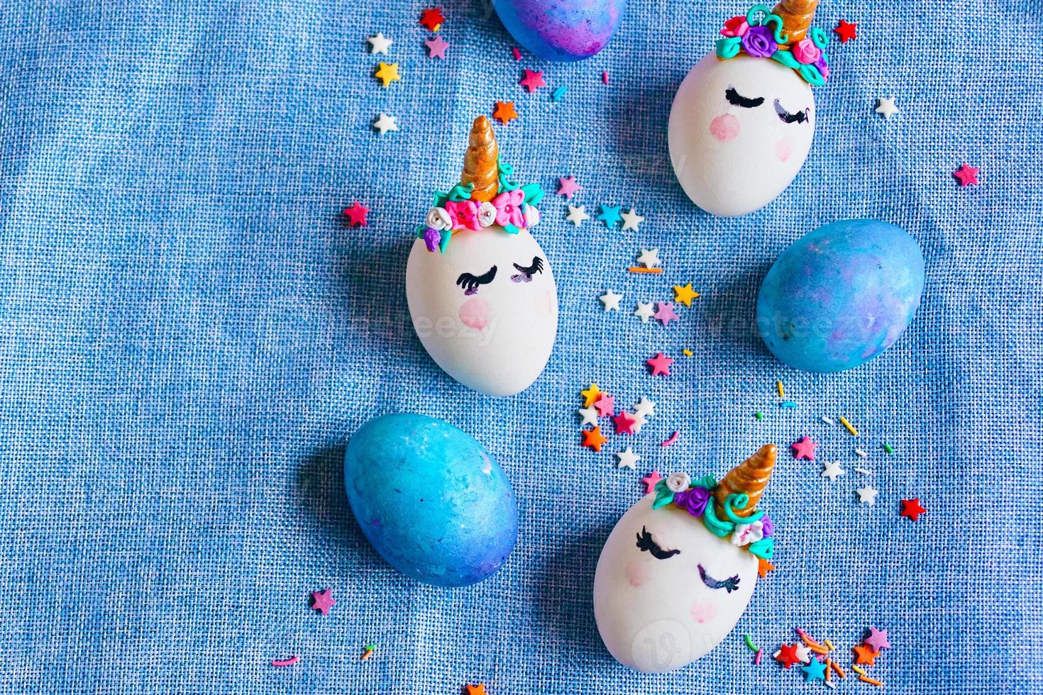 huevos de pascua unicornios foto