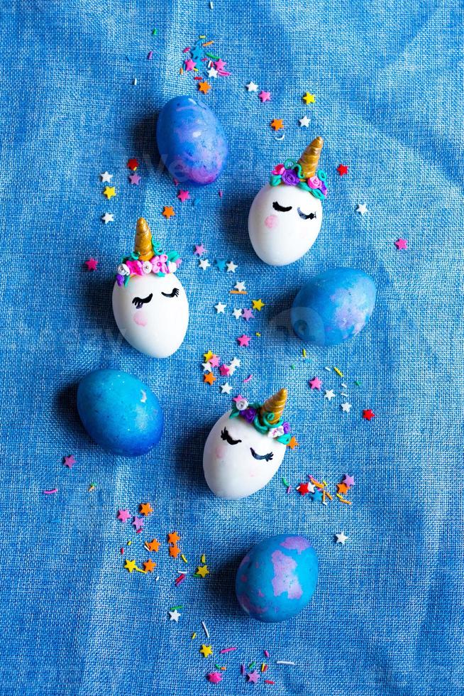 huevos de pascua unicornios foto