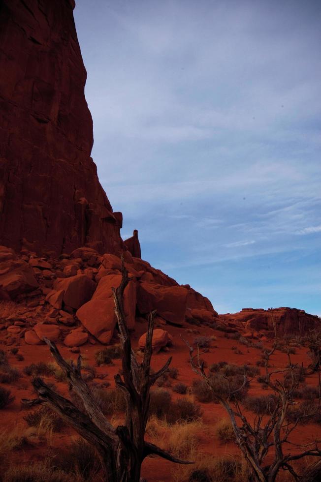 rocas del desierto contra un cielo azul foto