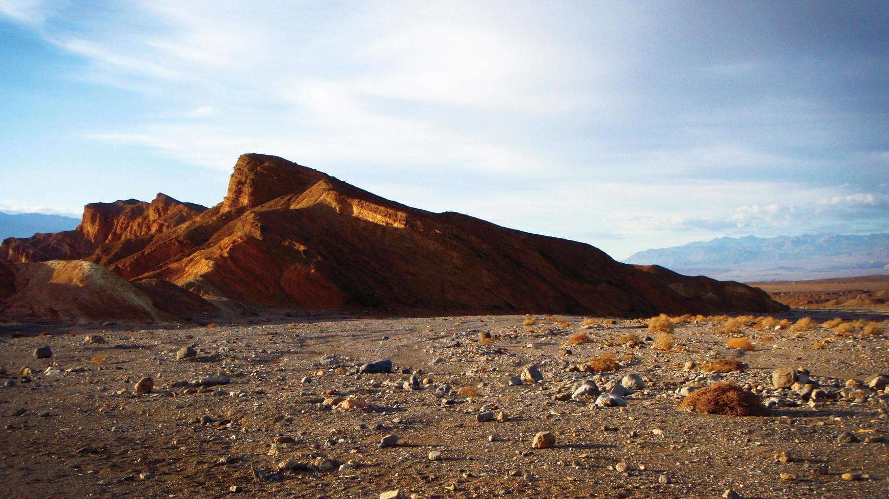 valle de la muerte en california con un cielo azul foto