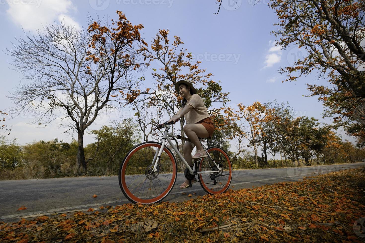 mujer joven montando bicicleta foto