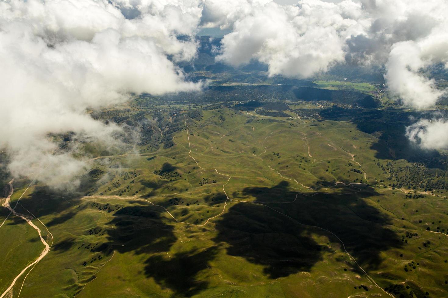 vista aérea de las montañas en california foto