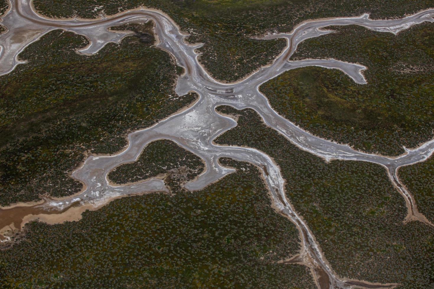 Vista aérea de la conexión de ríos en el desierto de California. foto