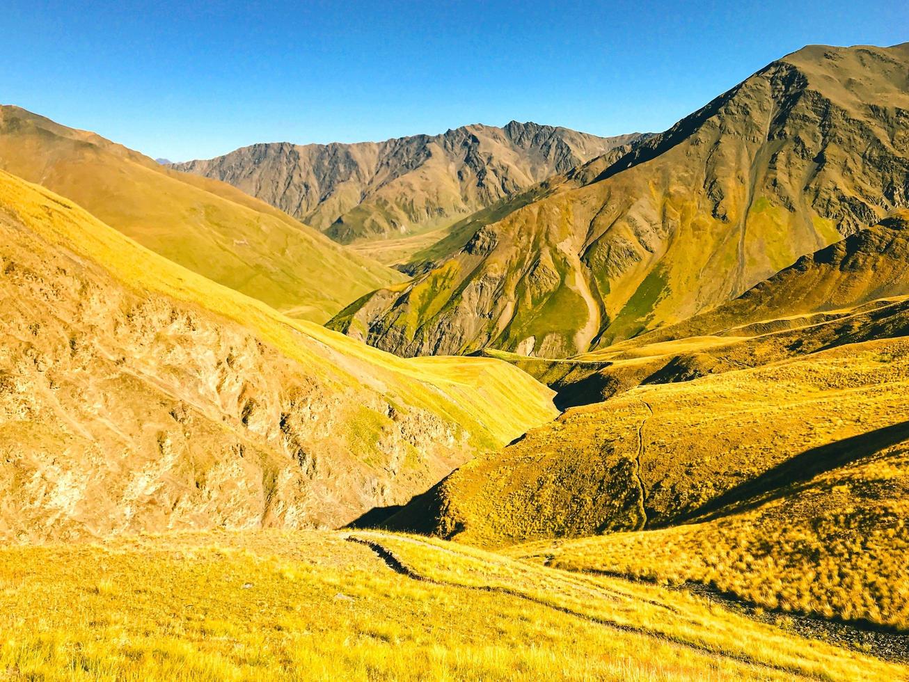 vistas panorámicas del parque nacional tusheti en la ruta de senderismo del paso de atsunta foto