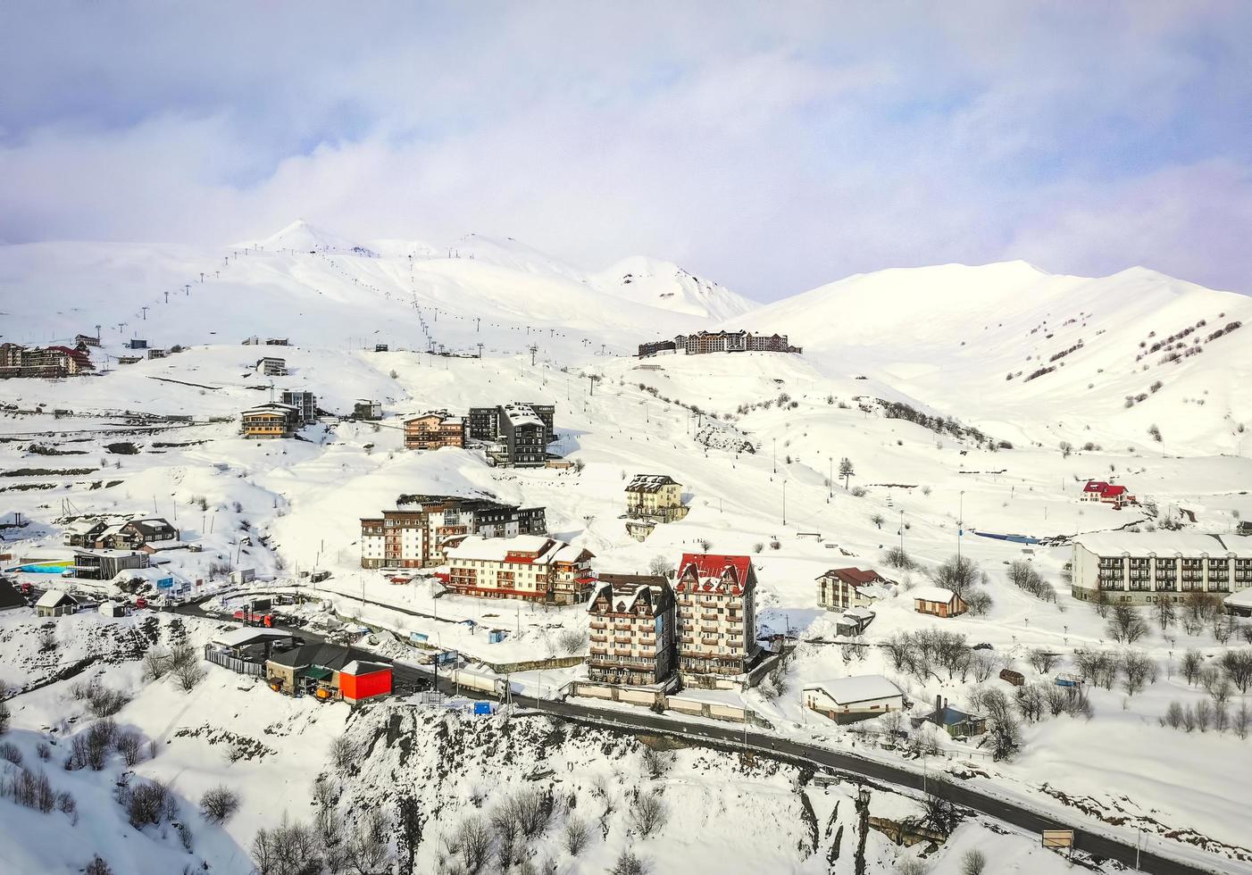 gudauri, georgia 2020- panorama de la aldea de gudauri con fondo de estación de esquí desde perspectiva aérea foto