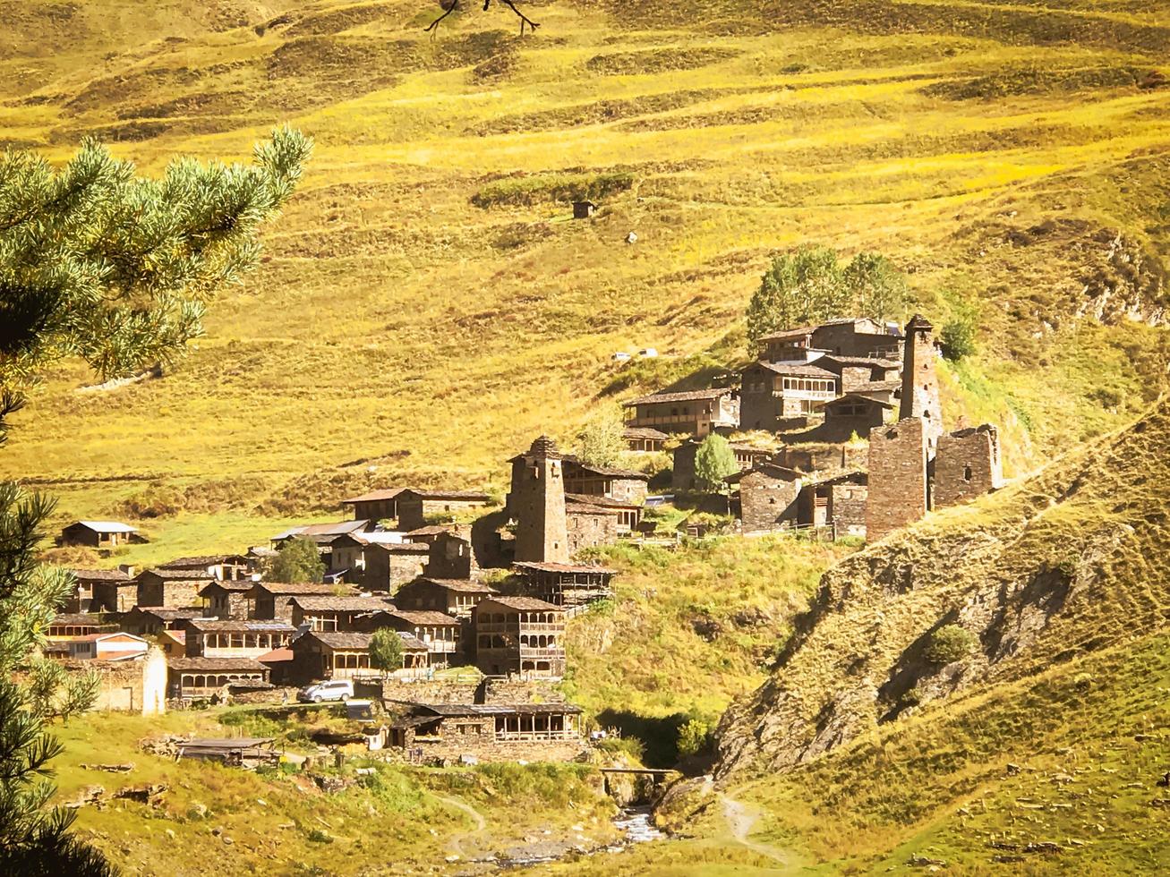tusheti, georgia 2020-torres de piedra y casas tradicionales tusheti en dartlo village foto