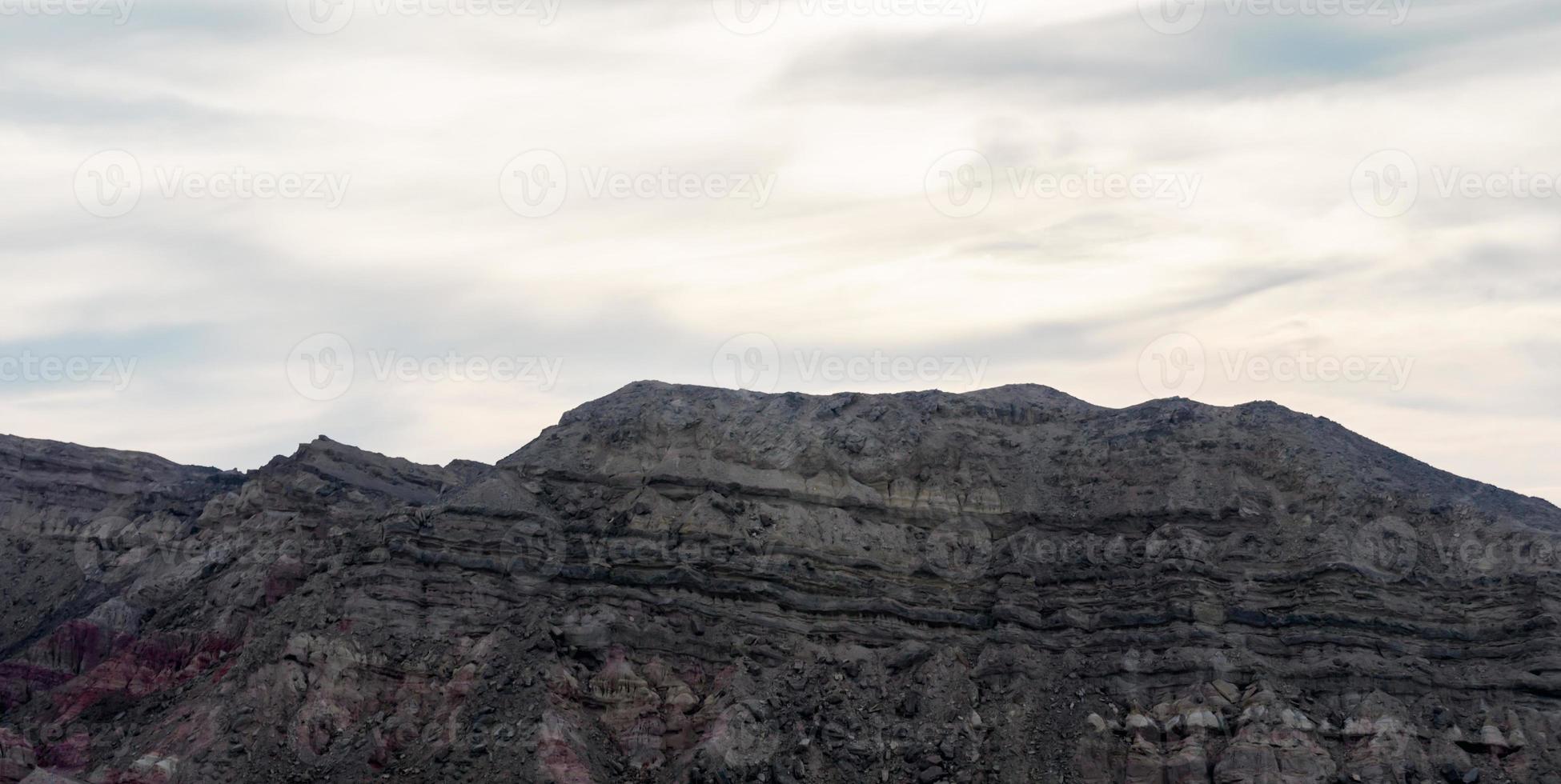 montañas rocosas contra el cielo foto