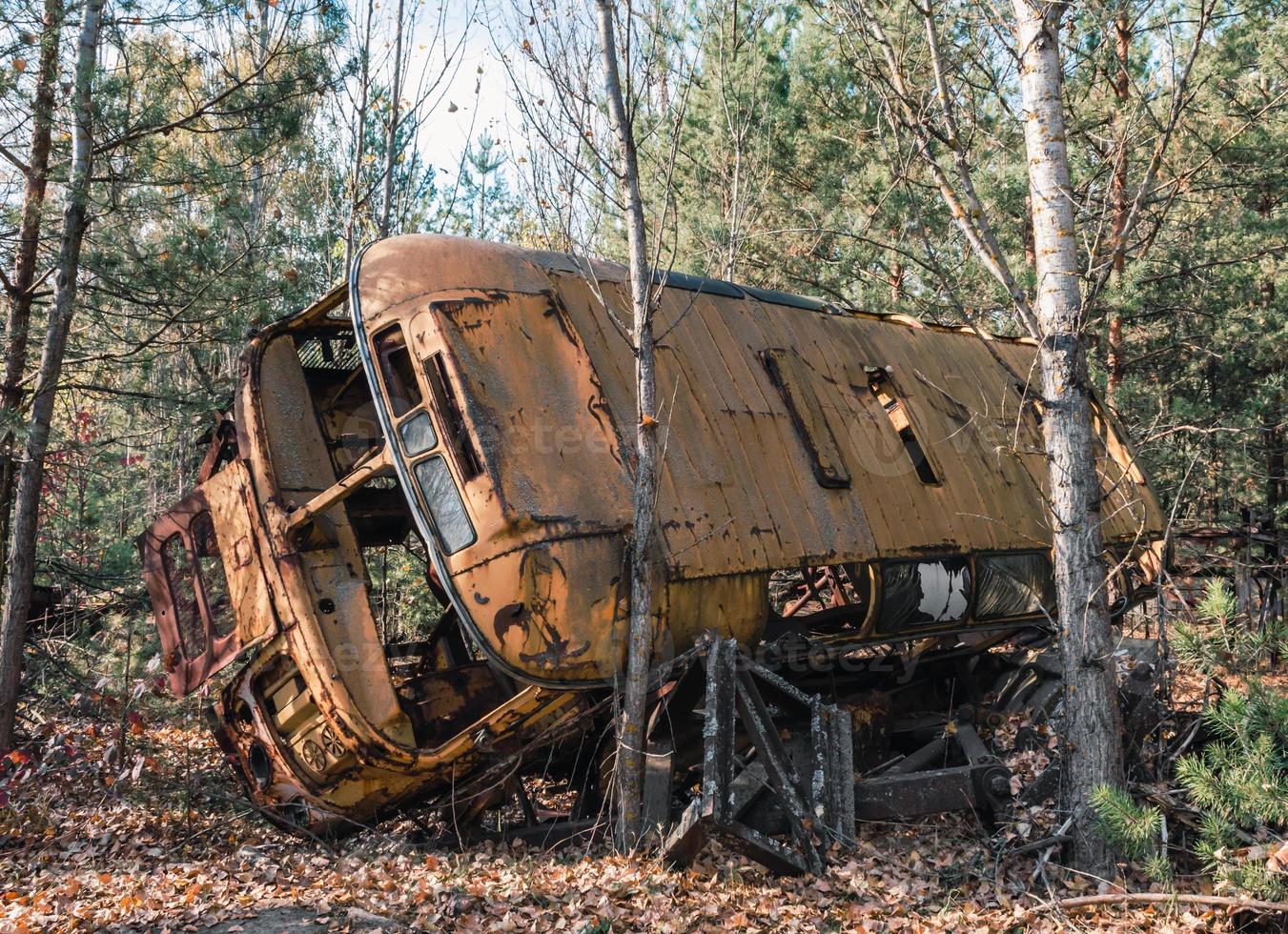 Pripyat, Ucrania, 2021 - autobús abandonado en el bosque de Chernobyl foto