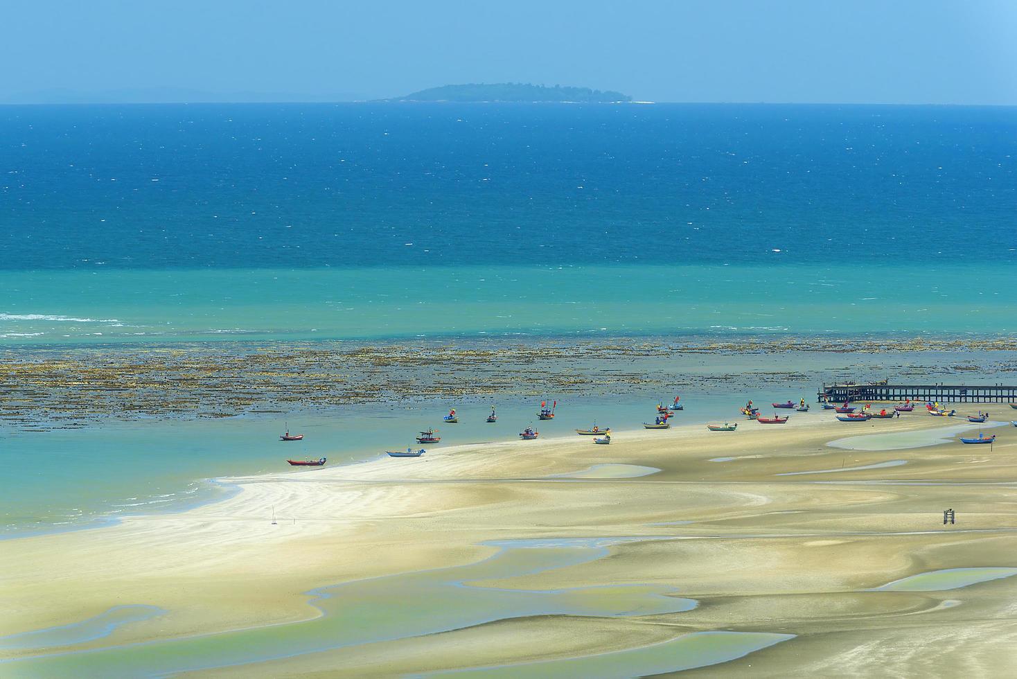 vista de ángulo alta, de, playa, contra, cielo foto