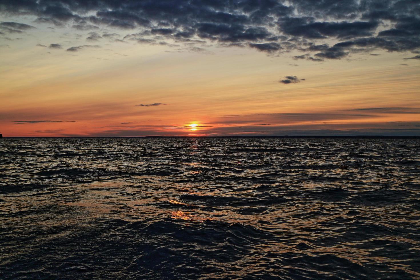 espectacular puesta de sol del paisaje marino foto