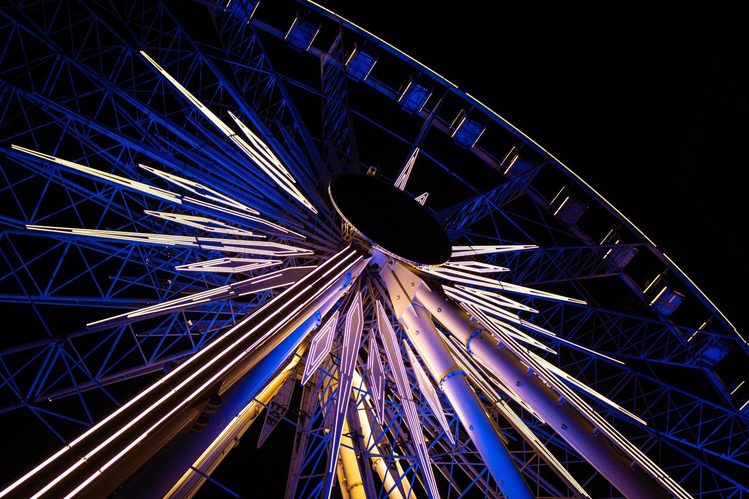 noria de carnaval en la noche foto