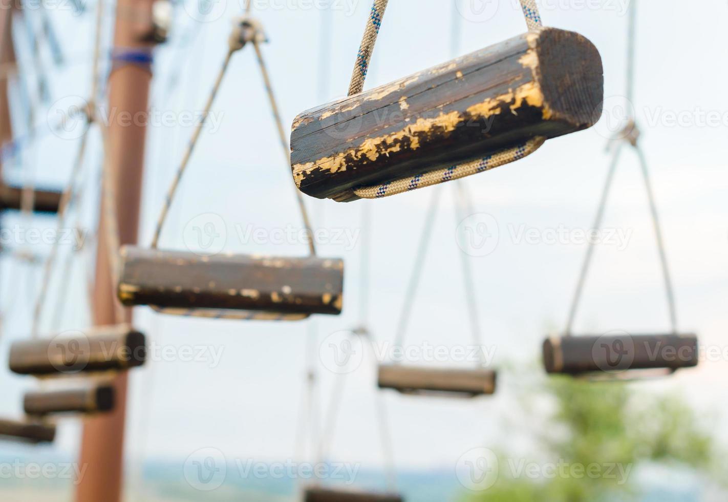 pequeños trozos de madera en cuerdas foto