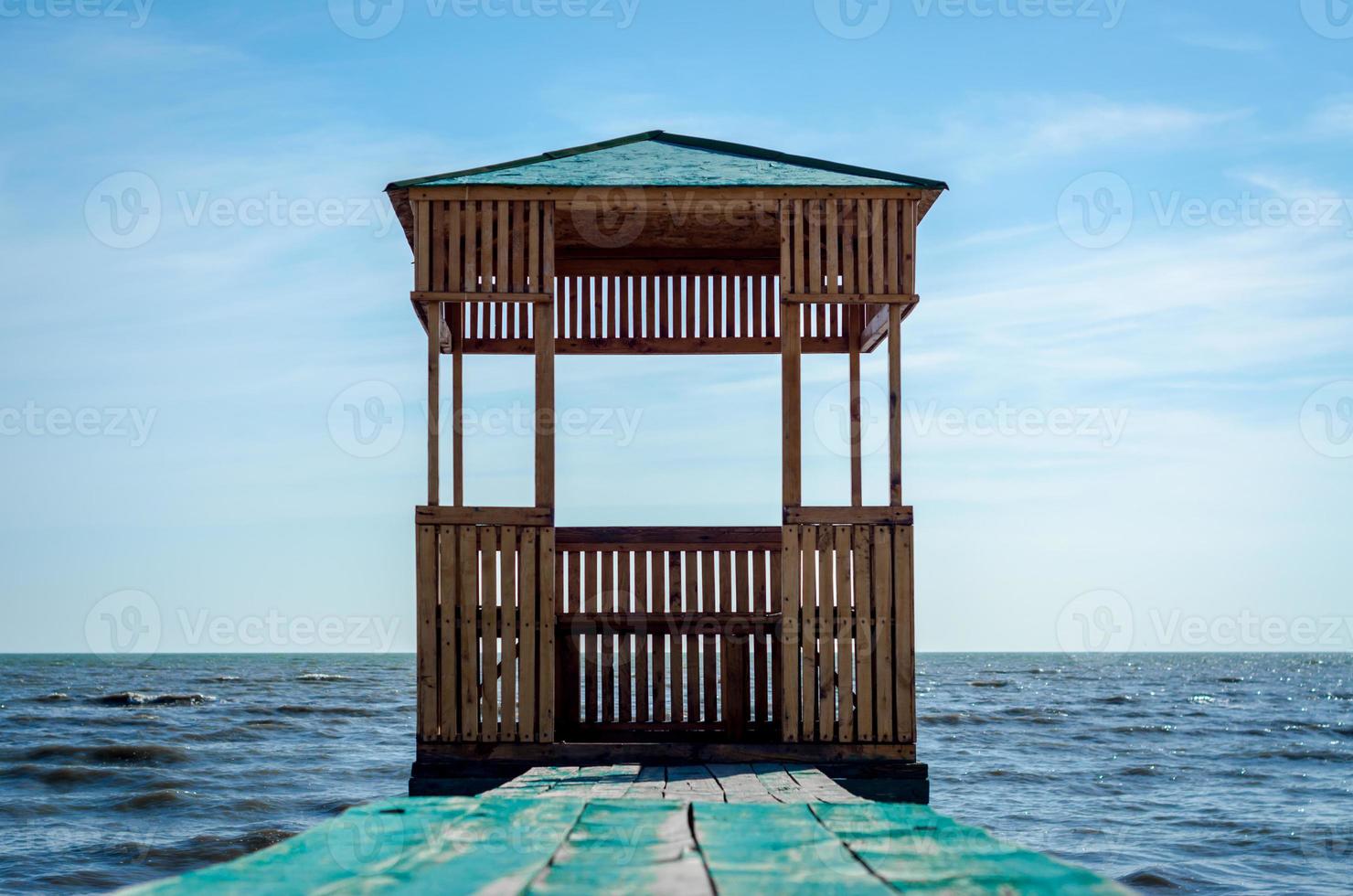 cenador de madera en el agua foto