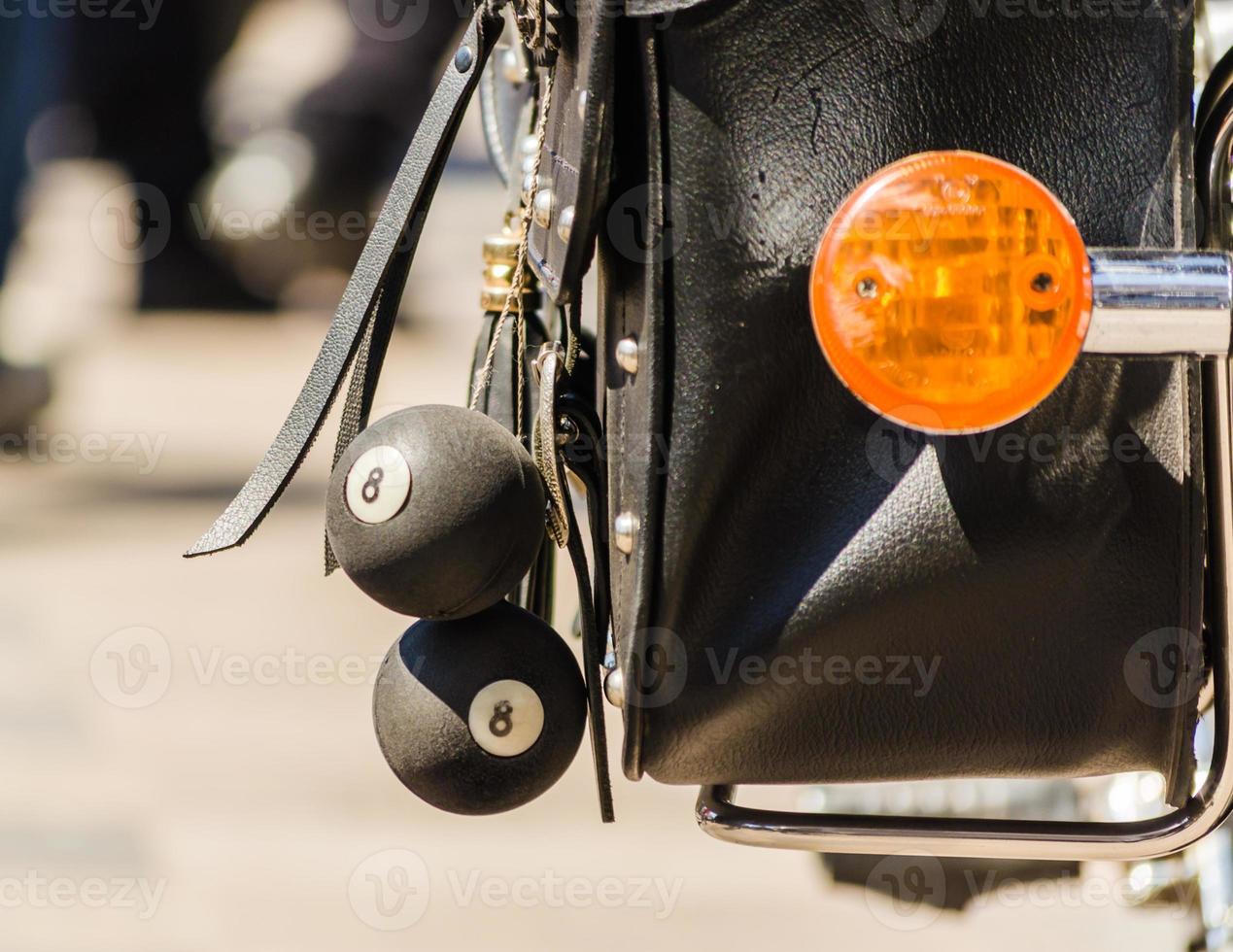 Bolas de talismán en una bolsa de cuero de motociclista de cerca foto