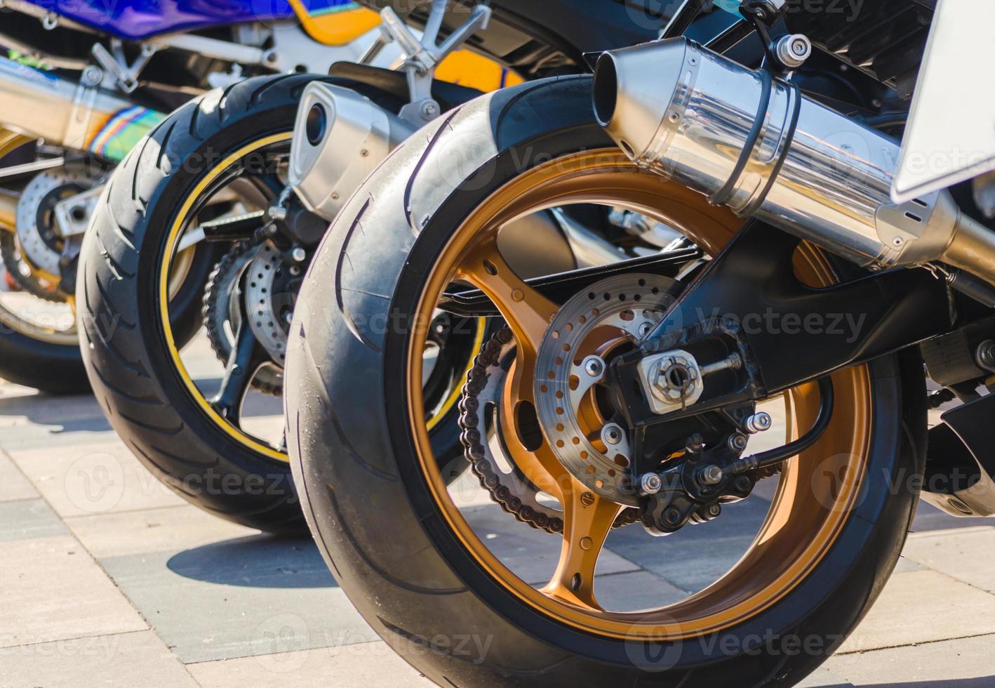primer plano de las ruedas de la motocicleta foto