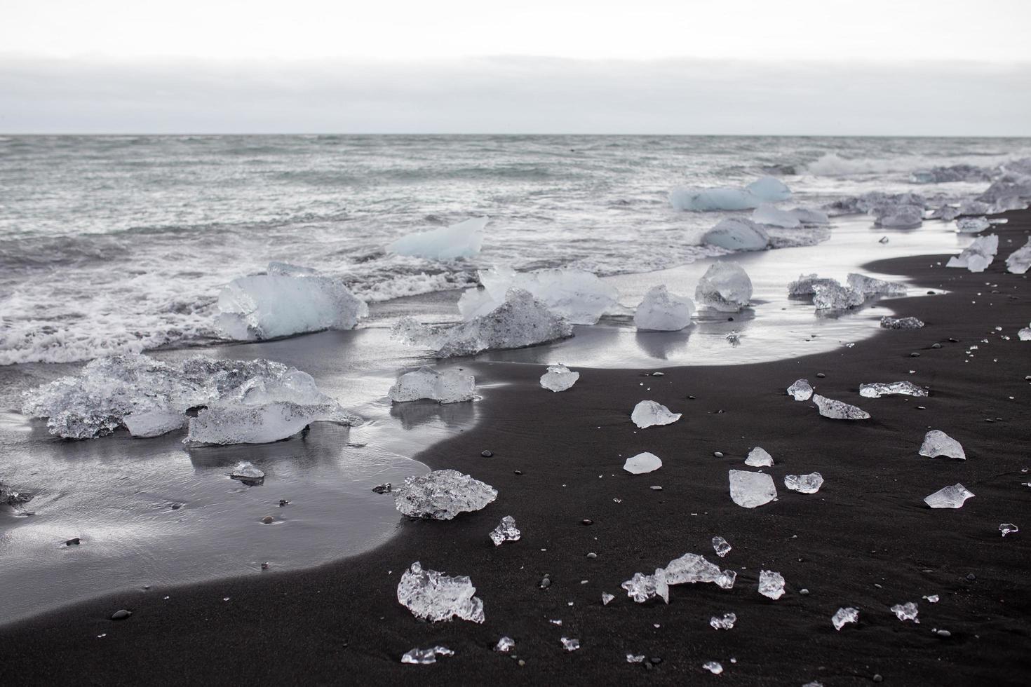 playa de hielo negro en vik, islandia foto